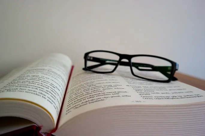 Student z niepełnosprawnością korzystający ze wsparcia asystenta oraz udogodnień technicznych na Uniwersytecie Gdańskim i Politechnice Gdańskiej.