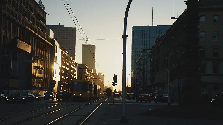 Najlepsze nocne linie autobusowe i tramwajowe w Warszawie, które ułatwią studentom powrót z imprez do akademików i domów.