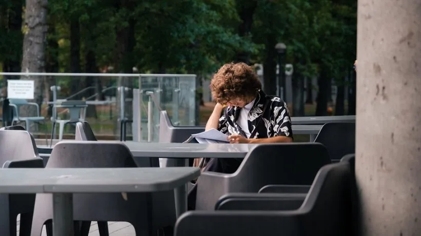 Zestawienie najlepszych miejsc w Warszawie, takich jak ciche kawiarnie i nowoczesne biblioteki, gdzie student z laptopem może kurwa w spokoju pouczyć się i popracować.