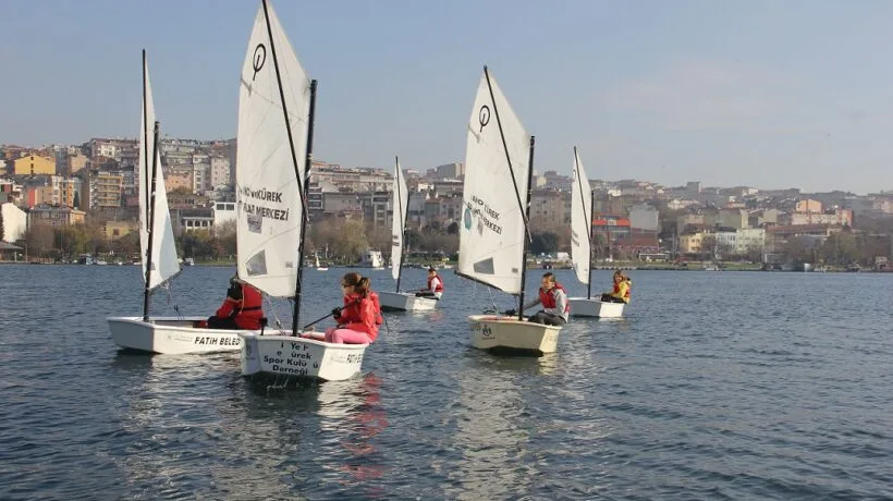 Zestawienie darmowych obiektów sportowych, otwartych boisk i aktywności w Warszawie, gdzie student może kurwa potrenować bez wydawania ani grosza.