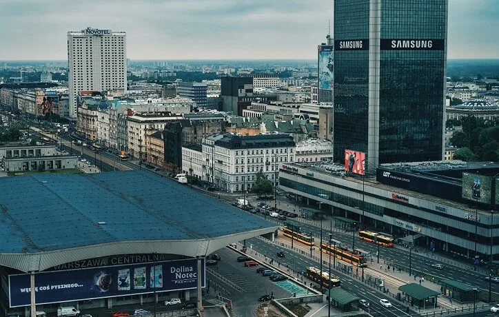 Porównanie kosztów i wygody dojazdów na uczelnię w Warszawie, które pomaga studentowi zdecydować, czy lepiej wynająć mieszkanie przy metrze czy tramwaju, żeby kurwa nie tracić czasu w korkach.